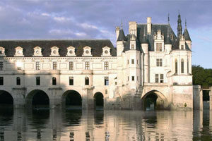 Trottinette électrique, touristes, escapade touristique, tour de France en trottinette électrique, château de la loire