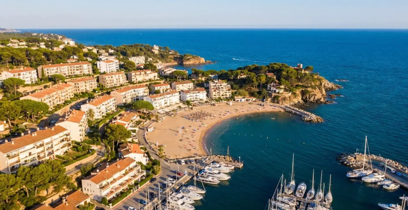 Vue aérienne d'une station balnéaire du littoral audois avec port de plaisance et plages en été